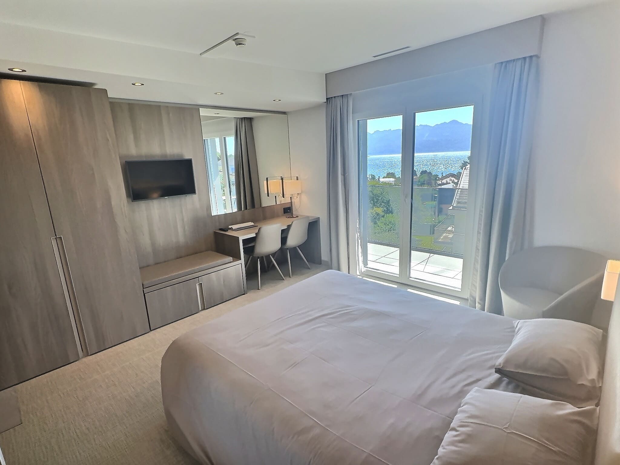 Chambre avec balcon — vue lac